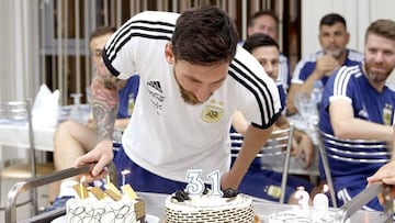 Messi celebra su cumpleaños y rebaja la tensión en Argentina
