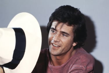 Año de la foto: 1983.
Nacido en Estados Unidos, pero criado en Australia. Triunfó en su país antes de dar el salto a Hollywood donde protagonizó dos sagas muy exitosas, Mad Max y Arma Letal. En 1995 Gibson dirigió y porotagonizó la película Braveheart, basada sobre la vida del héroe escocés William Wallace. La película ganó cinco Premios Oscar, incluyendo mejor película y mejor dirección.