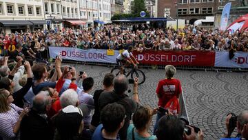 Los aficionados saludan y fotografían a Peter Sagan en la presentación de los equipos del Tour de Francia 2017.