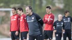 Bielsa, en la imagen durante un momento del entrenamiento de ayer en Lezama, fue claro al referirse a alguno de los d&eacute;ficits de esta temporada.