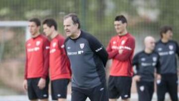 Bielsa, en la imagen durante un momento del entrenamiento de ayer en Lezama, fue claro al referirse a alguno de los d&eacute;ficits de esta temporada.