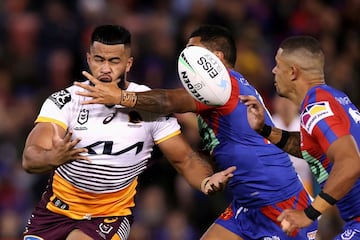 El estadio McDonald Jones de Newcastle (Australia) vivió un intenso partido entre Newcastle Knights y Brisbane Broncos, de la NRL (Liga Nacional de Rugby) de Australia, con triunfo para Brisbane por 12-36. En la imagen, el jugador de los Broncos Payne Haas es abordado de forma poco ortodoxa por dos rivales locales.