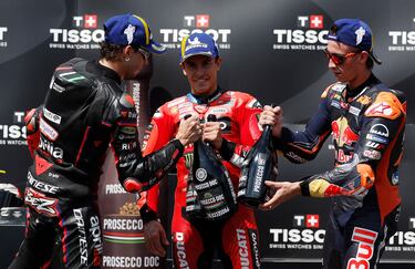 El podio del GP de la República Checa, con Marc Márquez, Marco Bezzecchi y Pedro Acosta.