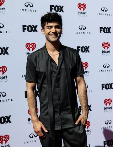 Max Ehrich, actor, bailarn y cantante estadounidense.