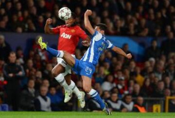 Antonio Valencia intenta llevarse el balón ante Alberto de la Bella.