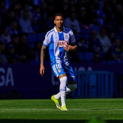 Ngonge saca la cabeza