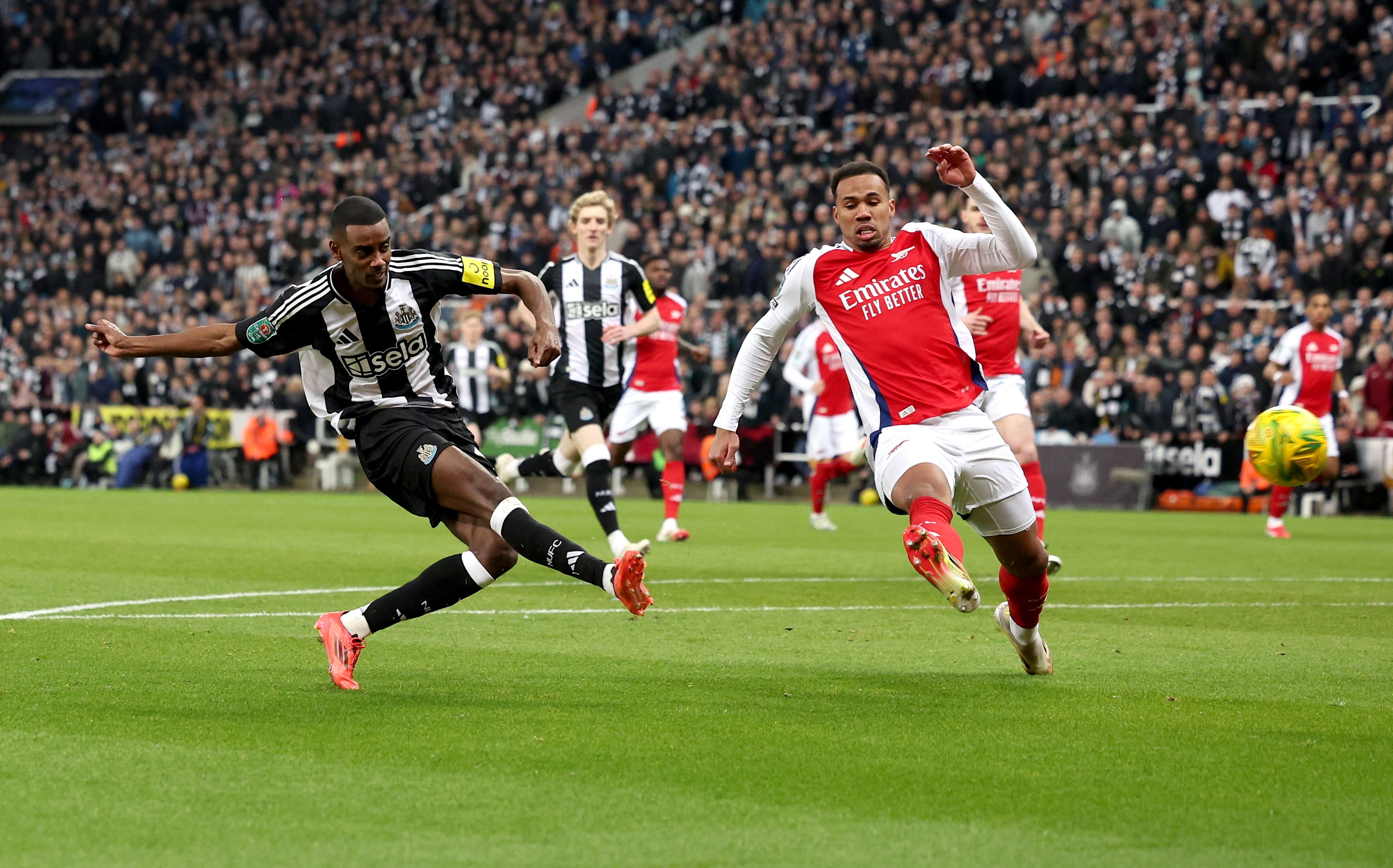 Isak conduce al Newcastle a Wembley