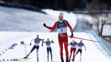 Johannes Hoesflot Klaebo, con sus rivales por detrás.