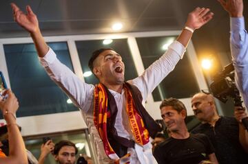 El colombiano llegó el domingo a Estambul y fue recibido por más de 20 mil hinchas en el aeropuerto. El 'Tigre' firmó este lunes su contrato por los próximos dos años con el club y ya luce la camiseta de su nuevo equipo.