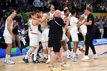 Alegría de los jugadores alemanes tras ganar la final a Serbia por 83 a 77. 