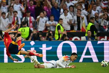 El lateral de la selección española y del Real Madrid bloqueó al jugador alemán del Bayern de Munich justo antes de que terminara el encuentro. Una acción que le costó la expulsión al futbolista español, pero que salvó un posible gol de Alemania.