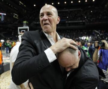 Alberto Herreros, director deportivo de la sección de baloncesto del Real Madrid, festeja con Pablo Laso la consecución de la Novena Euroliga.