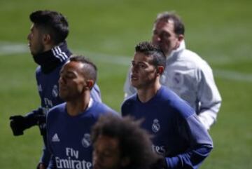 James Rodríguez entrena al lado de sus compañeros del Real Madrid en Yokohama, Japón, pensando en el Mundial de Clubes y el América de México, su primer rival.
