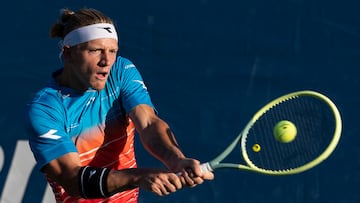 Flushing Meadows (United States), 31/08/2022.- Alejandro Davidovich Fokina of Spain hits a return to Marton Fucsovics of Hungary during their second round match of the US Open Tennis Championships at the USTA National Tennis Center in the Flushing Meadows, New York, USA, 31 August 2022. The US Open runs from 29 August through 11 September. (Tenis, Abierto, Hungría, España, Estados Unidos, Nueva York) EFE/EPA/JUSTIN LANE