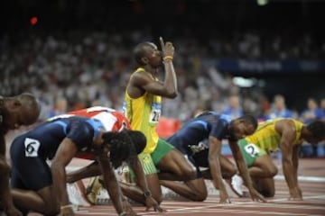 En los Juegos Olímpicos de Pekín 2008 consiguió en los 100m un registro de 9,69. También en los 200m implantó una nueva marca mundial en 19,30 y en la carrera de relevos 4×100 junto a sus compañeros jamaicanos Nesta Carter, Michael Frater y Asafa Powell marcaron el registro mundial y olímpico en 37,10. Tales hazañas le consagraron como el primer atleta en ganar tres pruebas olímpicas desde Carl Lewis en 1984. 
En la imagen Usain Bolt en el inicio de la prueba de los 100m.