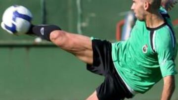 <b>RECTIFICA.</b> El jugador del Racing de Santander Gonzalo Colsa ha pedido hoy disculpas al entrenador Juan Ramón López Múñiz por el comportamiento que tuvo el pasado sábado, durante el entrenamiento.