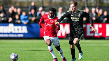 César Palacios persigue a un futbolista del Az Alkmaar en los cuartos de la Youth League.