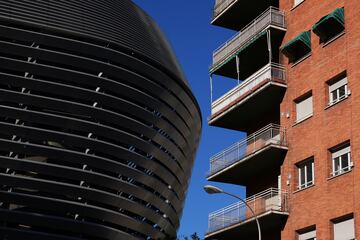 Vista general del estadio, tal como se ven los apartamentos que lo rodean. Los vecinos de la zona se han quejado de los continuos ruidos, tanto de las obras, conciertos, espectáculos...