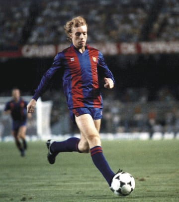 El jugador escoc谷s visti車 la camiseta blaugrana durante tres temporadas desde 1984 hasta 1987. El '10' lo llev車 en la 85/86.
