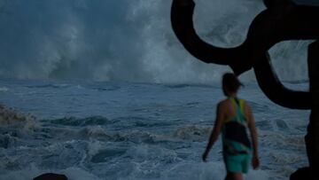 -FOTODELDÍA- SAN SEBASTIÁN, 07/11/2022.- Una mujer observa el oleaje a primera hora de este lunes en San Sebastián junto a la escultura El Peine del Viento, de Eduardo Chillida. Los cielos en el País Vasco permanecerán hoy poco nubosos que irán en aumento por la tarde lo que podría provocar alguna lluvia débil y ocasional en el oeste a última hora del día, los vientos serán moderados de componente sur y las temperaturas máximas subirán en la vertiente cantábrica y seguirán sin cambios en el resto. EFE/ Javier Etxezarreta