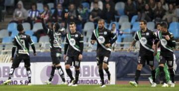 Florin Andone celebra junto a sus compañeros el 0-1.