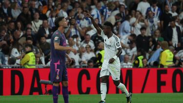 El delantero brasileño del Real Madrid, Vinicius, celebra el tercer gol del equipo madridista durante el encuentro correspondiente a la sexta jornada de Laliga EA Sports que disputan hoy sábado Real Madrid y Espanyol en el estadio Santiago Bernábeu, en Madrid.