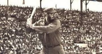 Un joven Fidel Castro con un bate de béisbol preparado para golpear una bola en un estadio repleto.