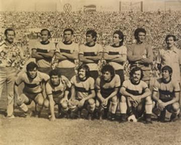 'El Loco' Regalado debutó con El Salvador en 1943 ante Guatemala y en total disputó 62 partidos con la elástica de su país. El mediocampista jugó toda su carrera en El Salvador.