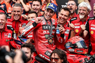 El equipo Ducati Lenovo celebra la victoria de Marc Márquez en el circutio Masaryk en Brno, República Checa.