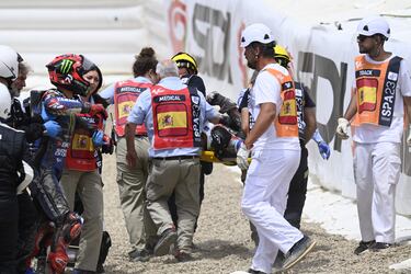 Miguel Oliveira se retira en camilla tras el accidente de Fabio Quartararo en el Gran premio de España de Moto GP.