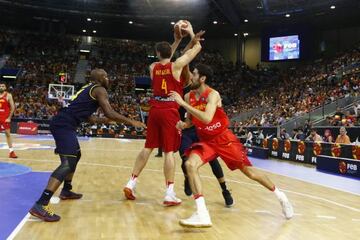 Pau Gasol recibe el balón, mientras Joan Sastre corta por línea de fondo.