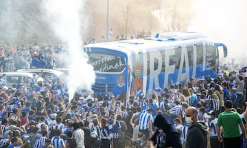 Numerosos seguidores de la Real Sociedad se han agolpado en los alrededores de Zubieta para despedir al club antes de la final de la Copa del Rey.