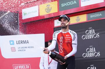 El ciclista español del equipo Cofidis, Jesús Herrada, celebra en el podio tras ganar la etapa 11 de la vuelta ciclista a España 2023, una carrera de 163,5 km desde Lerma a Laguna Negra en Vinuesa.