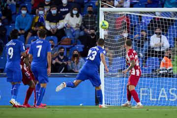 1-0. Stefan Mitrovic marca el primer gol.