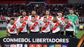 Argentina's River Plate players pose for pictures before the Copa Libertadores group stage football against Chile's Colo Colo, at the Monumental stadium in Buenos Aires, on May 19, 2022. (Photo by MARCOS BRINDICCI / AFP)