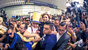 El Aeropuerto Internacional de la Ciudad de México vivió minutos caóticos ante la llegada del guardameta mexicano, ahora elemento de Las Águilas.