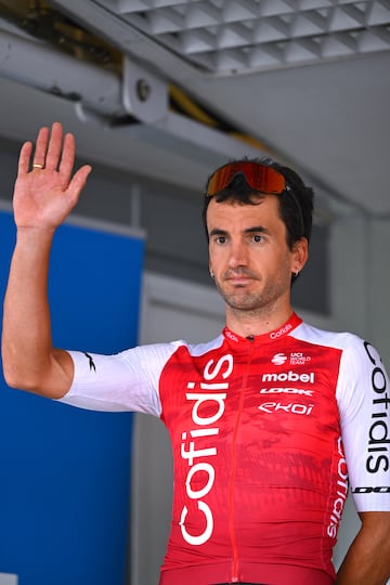 El hijo del doble campeón de España de ciclocrós José Ramón Izaguirre deja el ciclismo a los 37 años con Cofidis como último equipo. El vasco participó en 10 ocasiones en el Tour de Francia, siendo la 22ª posición el mejor que alcanzó en 2020. Participó tres veces en la ronda española y cinco en la española, quedando en ambas en 19ª posición en la general en su mejor registro. En activo vistió el maillot de Astana, Movistar, Euskaltel-Euskadi, Bahrain y Contentpolis.