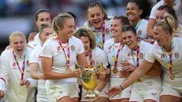 Rugby Union - Women's World Cup 2025 - Final - Canada v England - Allianz Stadium, Twickenham, London, Britain - September 27, 2025 England's Zoe Aldcroft prepares to lift the trophy as she celebrates with teammates after winning the final Action Images via Reuters/Andrew Boyers