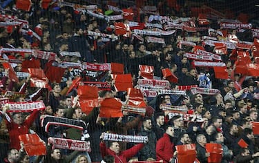 Sevilla fans combine chants insulting Ramos and praising Rakitic and Alves