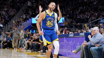 SAN FRANCISCO, CALIFORNIA - JANUARY 27: Stephen Curry #30 of the Golden State Warriors reacts towards the Toronto Raptors bench after he made a three-point shot during the third quarter at Chase Center on January 27, 2023 in San Francisco, California. NOTE TO USER: User expressly acknowledges and agrees that, by downloading and or using this photograph, User is consenting to the terms and conditions of the Getty Images License Agreement. Thearon W. Henderson/Getty Images/AFP (Photo by Thearon W. Henderson / GETTY IMAGES NORTH AMERICA / Getty Images via AFP)