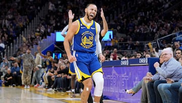 SAN FRANCISCO, CALIFORNIA - JANUARY 27: Stephen Curry #30 of the Golden State Warriors reacts towards the Toronto Raptors bench after he made a three-point shot during the third quarter at Chase Center on January 27, 2023 in San Francisco, California. NOTE TO USER: User expressly acknowledges and agrees that, by downloading and or using this photograph, User is consenting to the terms and conditions of the Getty Images License Agreement.   Thearon W. Henderson/Getty Images/AFP (Photo by Thearon W. Henderson / GETTY IMAGES NORTH AMERICA / Getty Images via AFP)