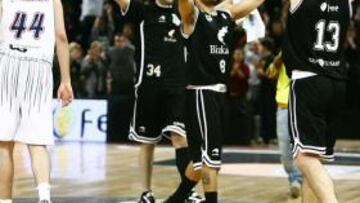 <b>CARAS OPUESTAS. </b>Kostas, Fisher y Banic, ante un hundido Bjelica.