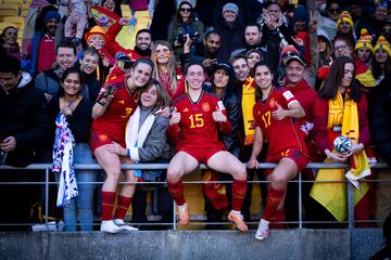 Tere Abelleira, Eva Navarro y Alba Redondo posan con el público  que acompañó a la Selección española en el Sky Stadium de Wellington.