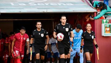 Futbol, Deportes La Serena vs Universidad Católica.
El arbitro Nicolas Milla dirige el partido amistoso entre Deportes La Serena y Universidad Católica en el estadio La Portada en La Serena, Chile.
23/03/2023
Alejandro Pizarro Ubilla/Photosport
Football, Deportes La Serena vs Universidad Católica.
Referee Nicolas Milla, gestures during Deportes La Serena against Universidad Católica for friendly match at La Portada stadium in La Serena, Chile.
23/03/2023
Alejandro Pizarro Ubilla/Photosport