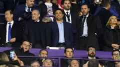 Real Valladolid&#039;s majority owner, Brazilian football legend Ronaldo (C) stands with Valladolid&#039;s mayor Oscar Puente (2R) and Real Madrid&#039;s president Florentino Perez (2L) during the Spanish league football match between Real Valladolid FC a