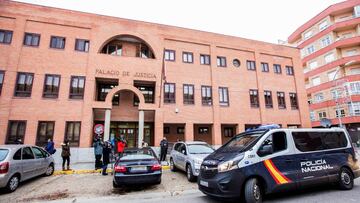 Un furgón de la Policía Nacional y varios periodistas a las puertas de los juzgados de Aranda de Duero donde declararon los tres jugadores del Arandina.