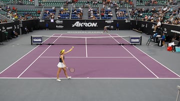 GUADALAJARA (MÉXICO), 17/10/2022.- La tenista rusa Ekaterina Alexandrova (abajo) sirve una bola contra la colombiana Camila Osorio (arriba), durante un partido del torneo Guadalajara Open Akron WTA 1000, hoy, en el Centro Panamericano de Tenis en Guadalajara, estado de Jalisco (México). EFE/ Francisco Guasco
