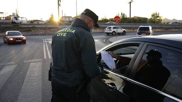 La Guardia Civil y la Polic&iacute;a local de Pulianas,  realizan juntos controles de tr&aacute;fico en los l&iacute;mites de la ciudad de Granada y la localidad de Pulianas debido al cierre perimetral establecido a causa del incremento de personas infect