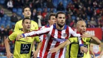 QUIERE JUGAR. Mario pelea en un córner rodeado de jugadores del L´Hospitalet.