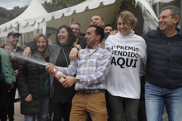 El Principado ha vivido momentos históricos gracias a la lotería, repartiendo lluvia de millones entre sus cuencas y ciudades principales. La sidra suele correr libremente cada vez que el primer premio cae en tierras asturianas. En la imagen, empleados de la administración situada en la calle Marqués de Casa Quijano celebran que han vendido parte del número 5490 correspondiente al 'Gordo' del Sorteo Extraordinario de la Lotería de Navidad, a 22 de diciembre de 2022, en Moreda de Aller, Asturias.